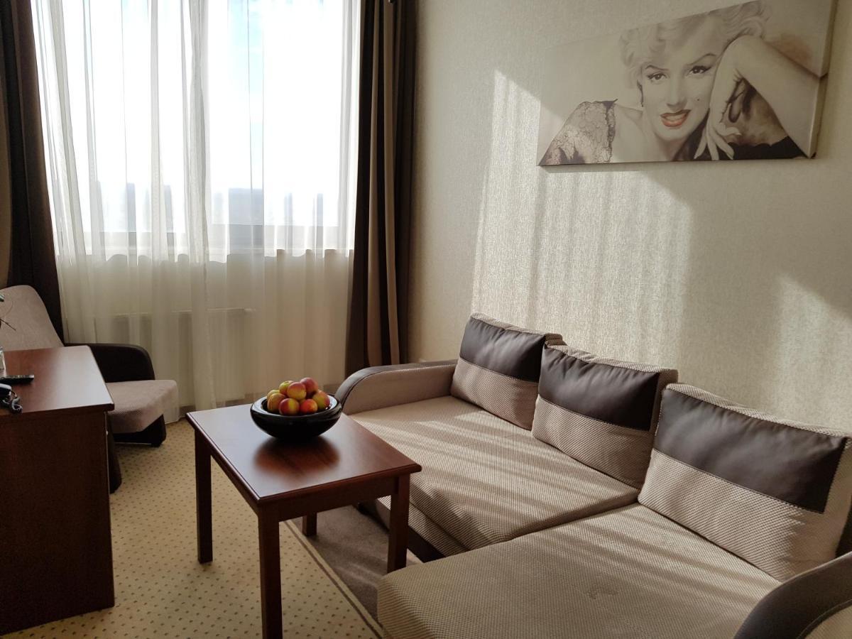 Hotel Starzynski ปวอตสก์ ภายนอก รูปภาพ